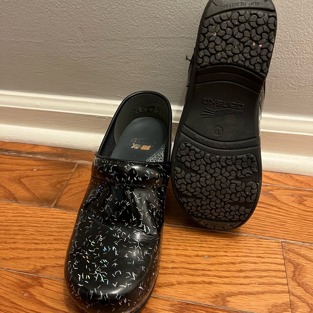 Dansko XP 2.0 show size “37l”.